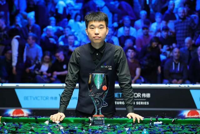 杜兰特关键时刻隔扣加福德打成2+1制胜得到28分、5个篮板和5次助攻，布克得到27分和8次助攻，他们率队末节上演翻盘好戏，太阳队在主场以112-108逆转战胜华盛顿奇才队（4胜21负）。